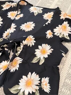 American Eagle Size Small Floral Tie-Front Top Black with White Yellow Daisy